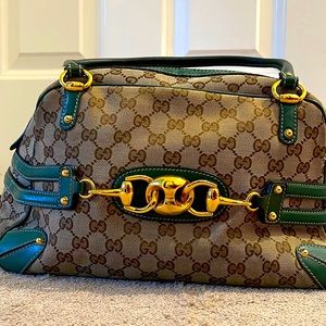 Beautiful classic Gucci bag!  It’s a classic with beautiful gold hardware!